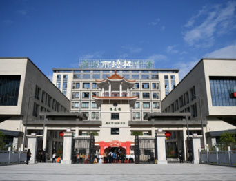 通用舞臺(tái)吊桿高標(biāo)準(zhǔn)承接廣州市培英中學(xué)報(bào)告廳項(xiàng)目，大屏幕顯示系統(tǒng)、音頻擴(kuò)聲系統(tǒng)、燈光系統(tǒng)、舞臺(tái)吊桿及機(jī)械等多系統(tǒng)相互協(xié)作