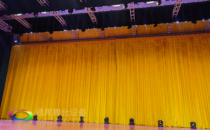 牽引阻燃幕布大幕啟閉運動的機械設(shè)備。大幕機（proscenium curtain machinery）