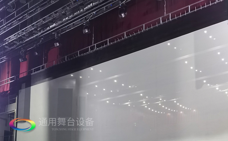 通用舞臺承建：南京曉莊學(xué)院報(bào)告廳舞臺項(xiàng)目（舞臺音響、舞臺燈光吊桿、舞臺幕布等）