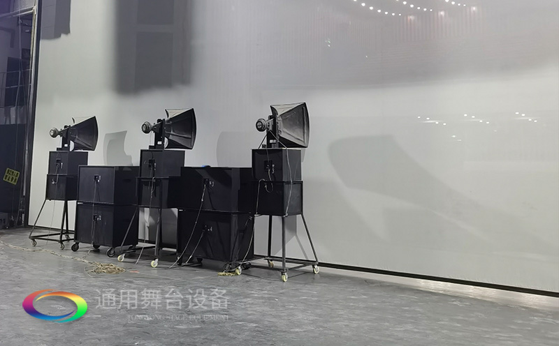 通用舞臺承建：南京曉莊學(xué)院報(bào)告廳舞臺項(xiàng)目（舞臺音響、舞臺燈光吊桿、舞臺幕布等）